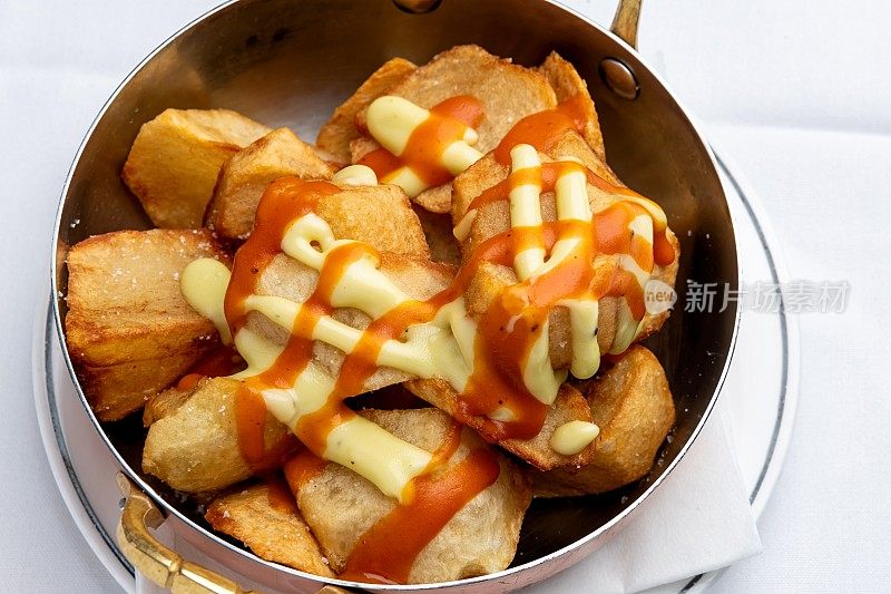 烤炸Patatas Bravas(酥脆的土豆加两种酱汁)西班牙的典型小吃